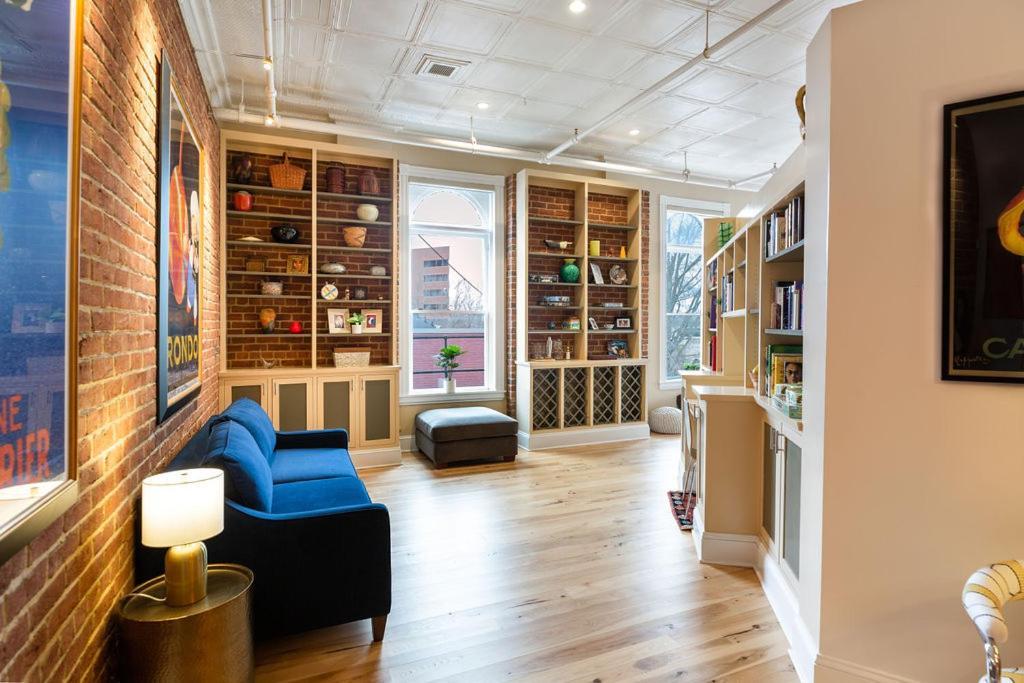 Penthouse Overlooking Downtown Mall Apartment *