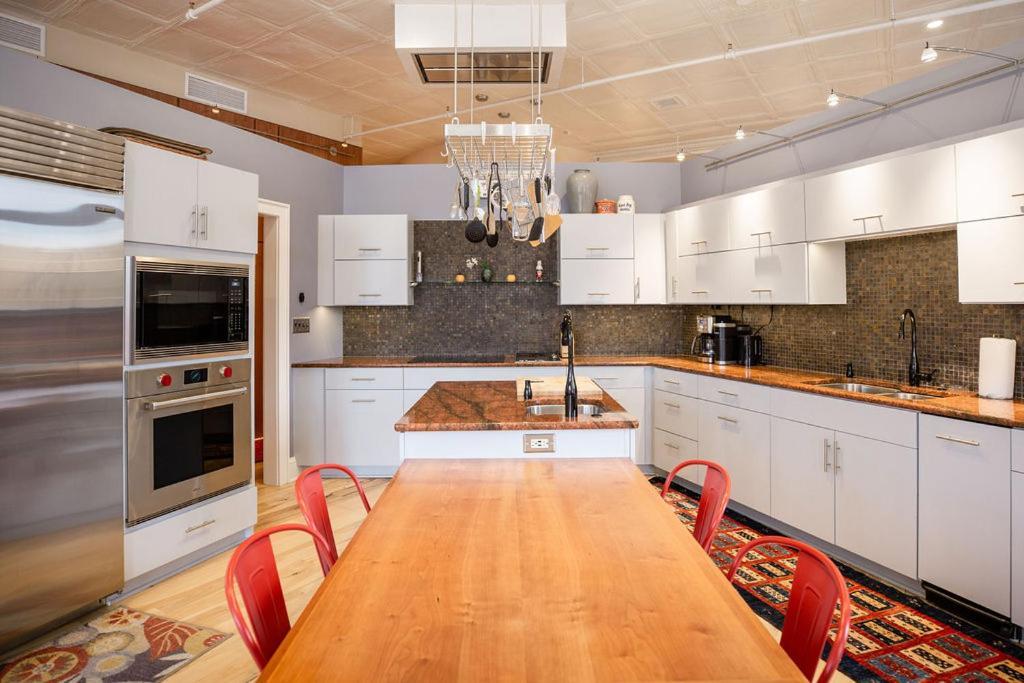Penthouse Overlooking Downtown Mall Apartment