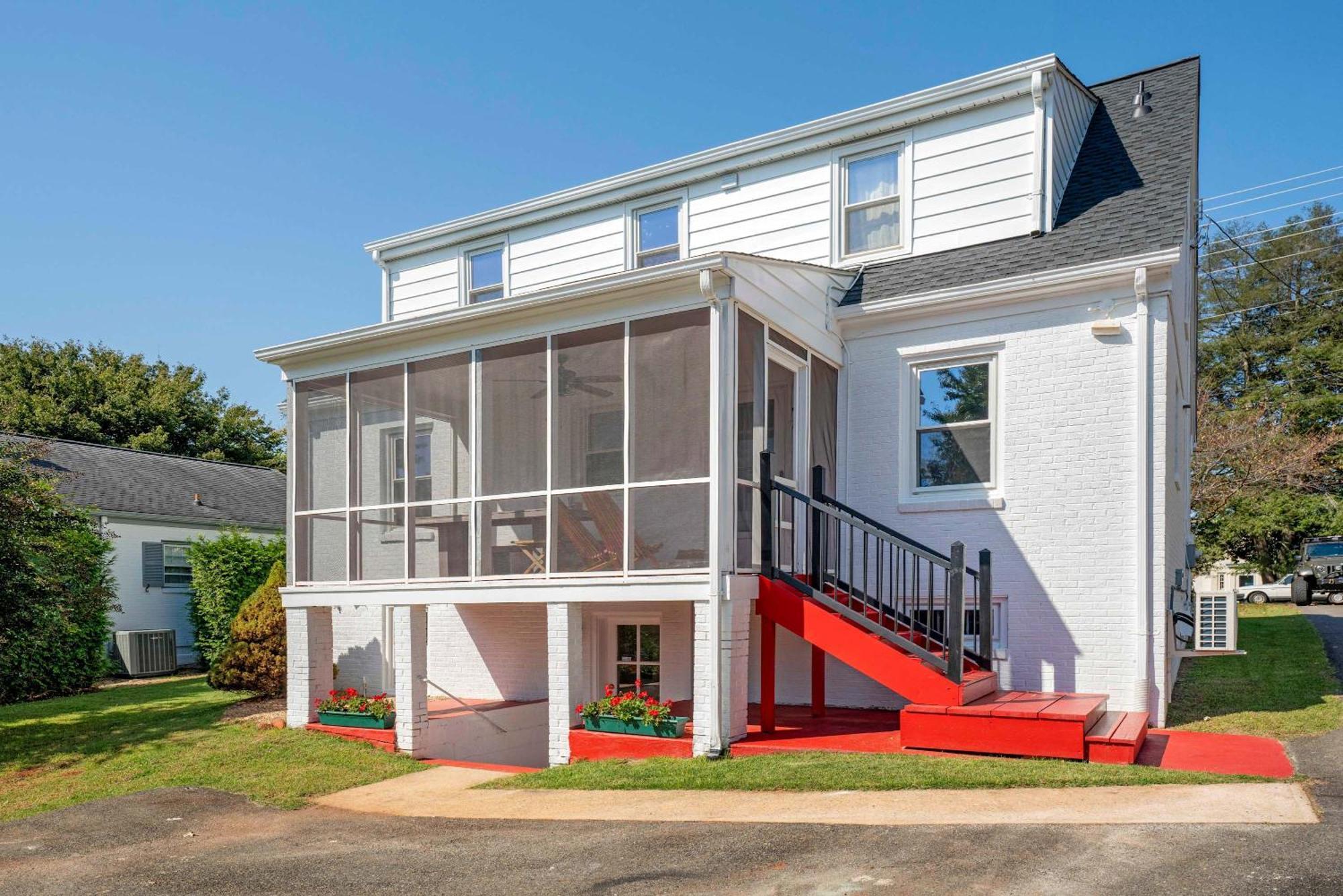 Casa de férias Charming Cape Cod In Heart Of Charlottesville